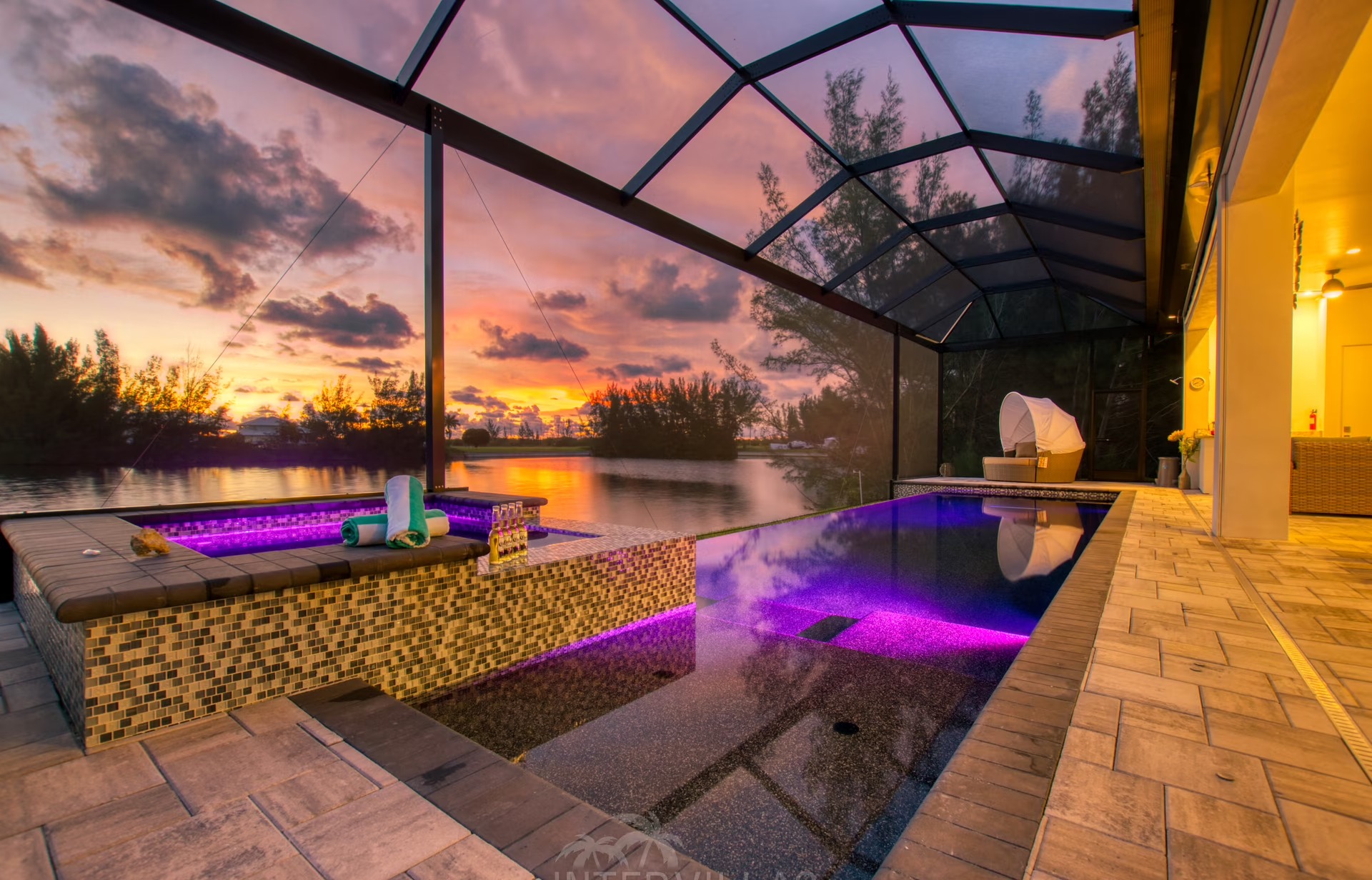 Beheizter Infinity-Pool mit Whirlpool und Blick auf den Kanal.