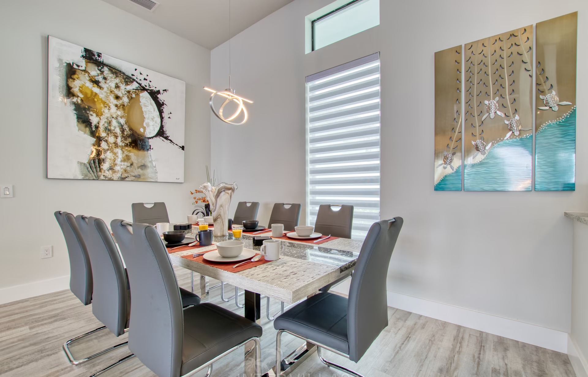 Beheizter Infinity-Pool mit Whirlpool und Blick auf den Kanal.