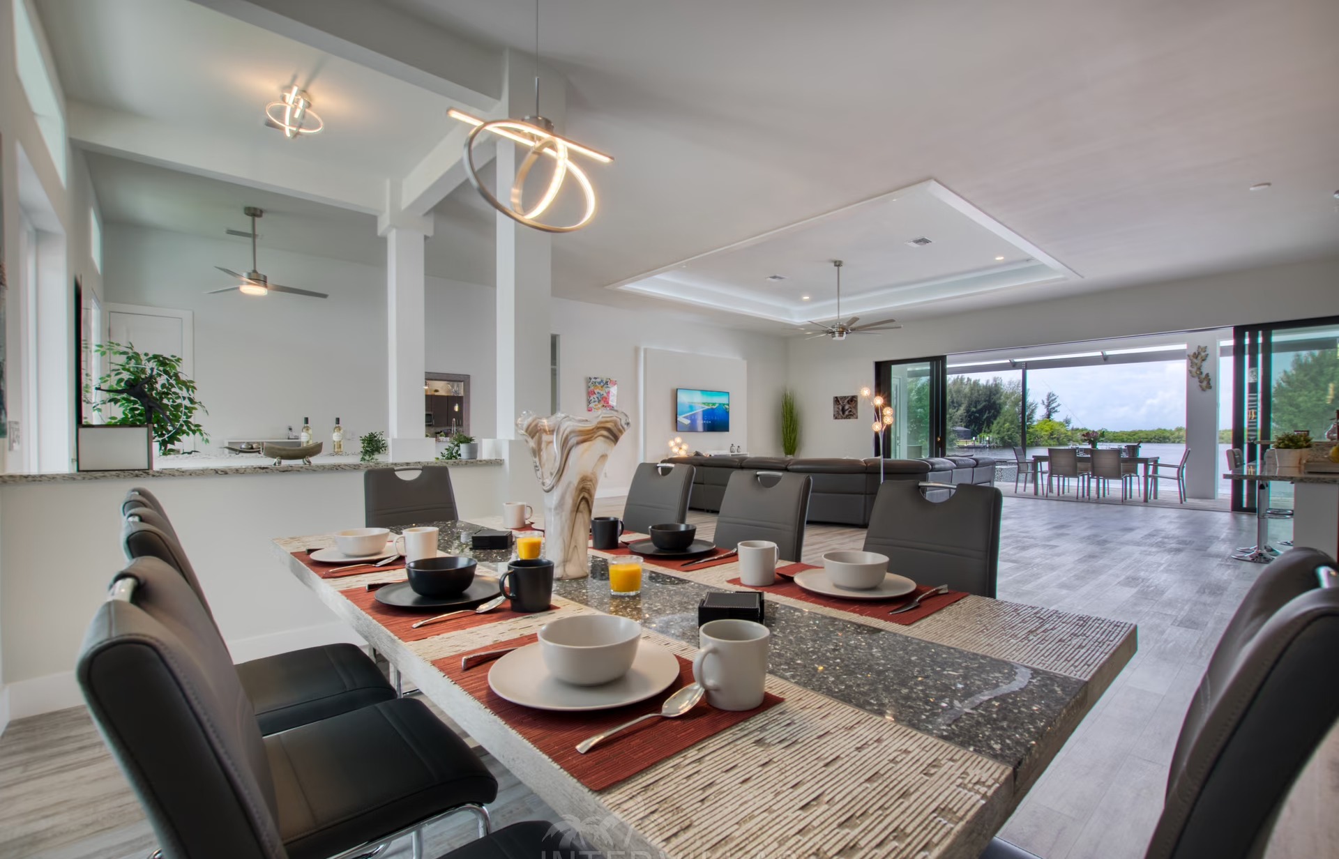 Beheizter Infinity-Pool mit Whirlpool und Blick auf den Kanal.