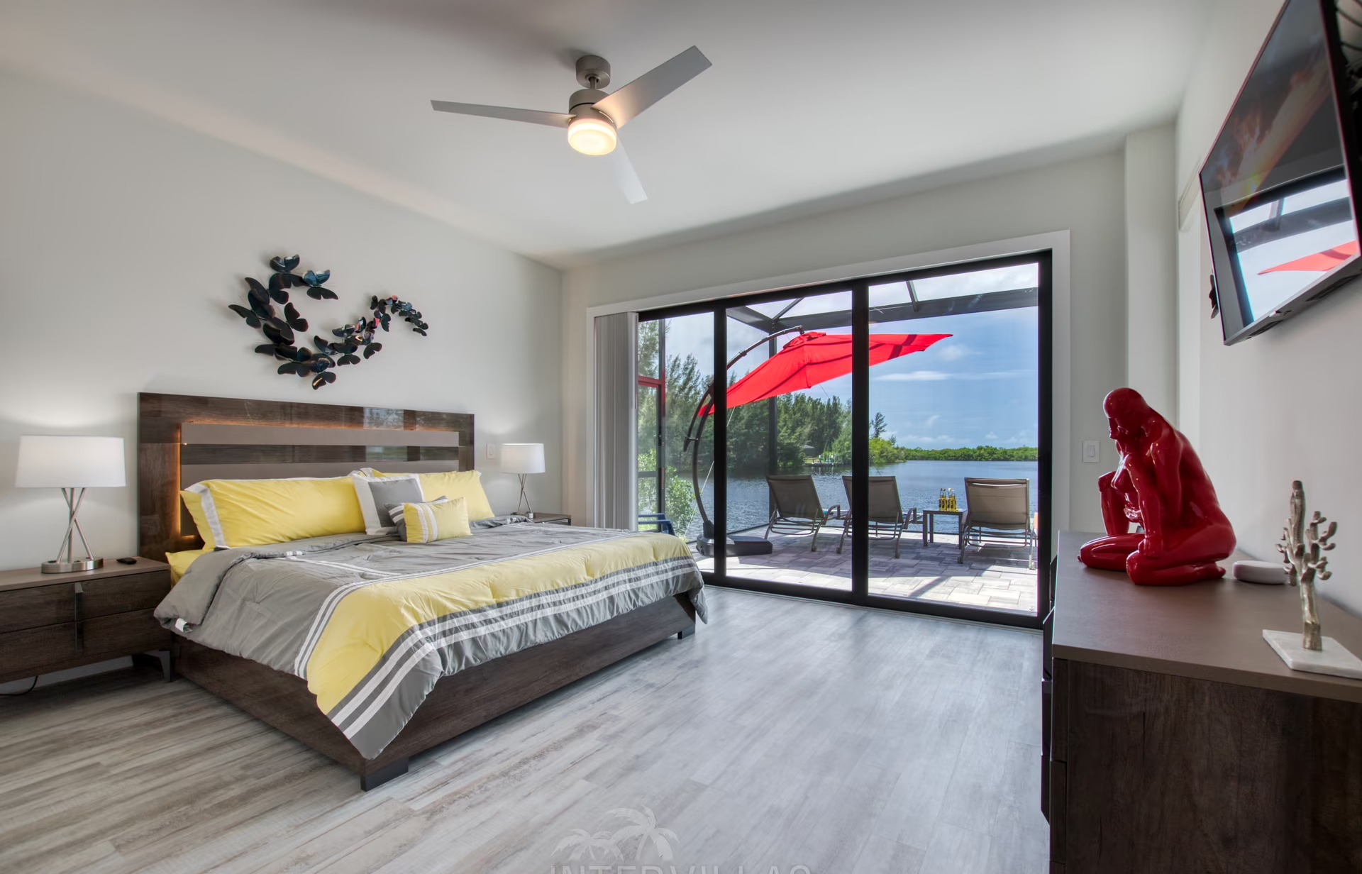 Beheizter Infinity-Pool mit Whirlpool und Blick auf den Kanal.