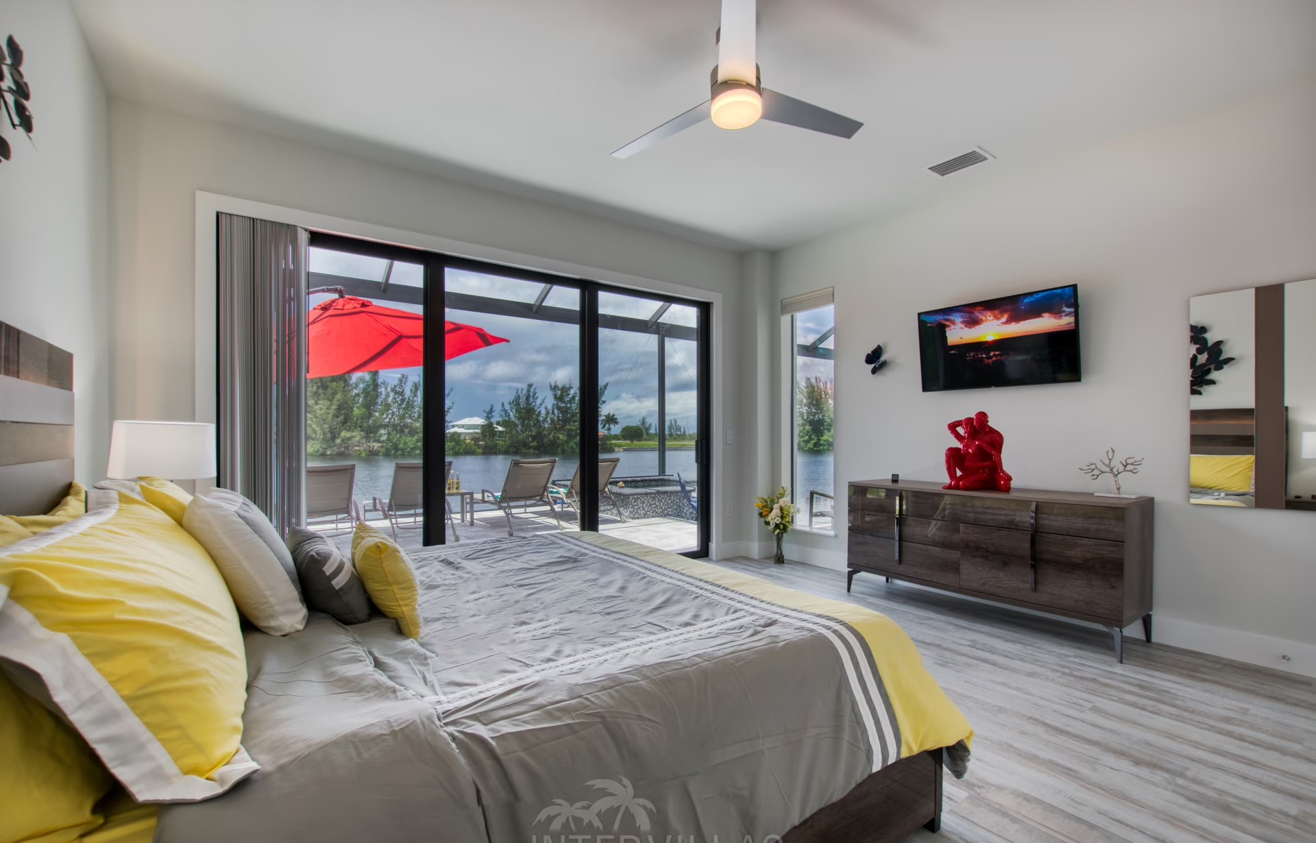 Beheizter Infinity-Pool mit Whirlpool und Blick auf den Kanal.