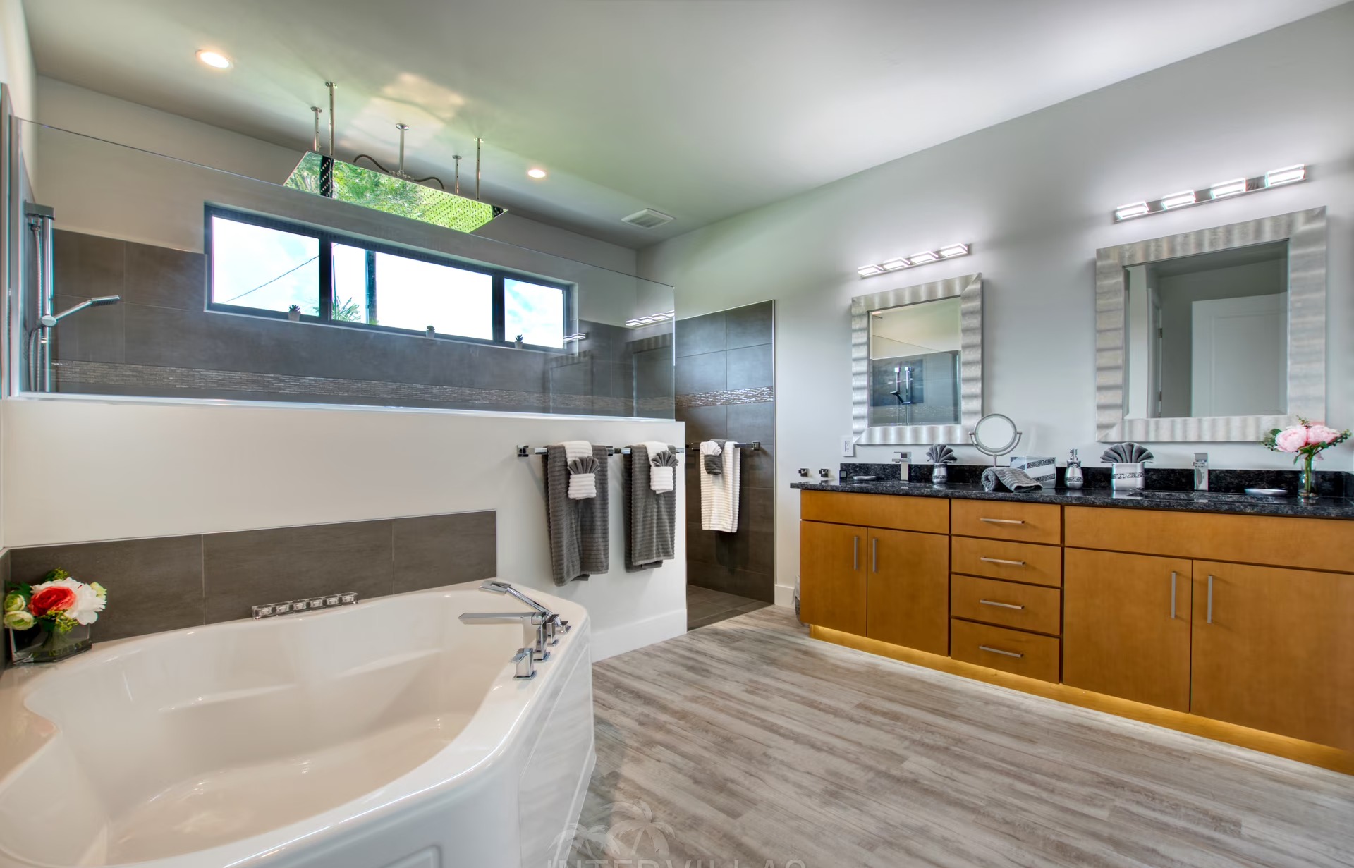 Beheizter Infinity-Pool mit Whirlpool und Blick auf den Kanal.