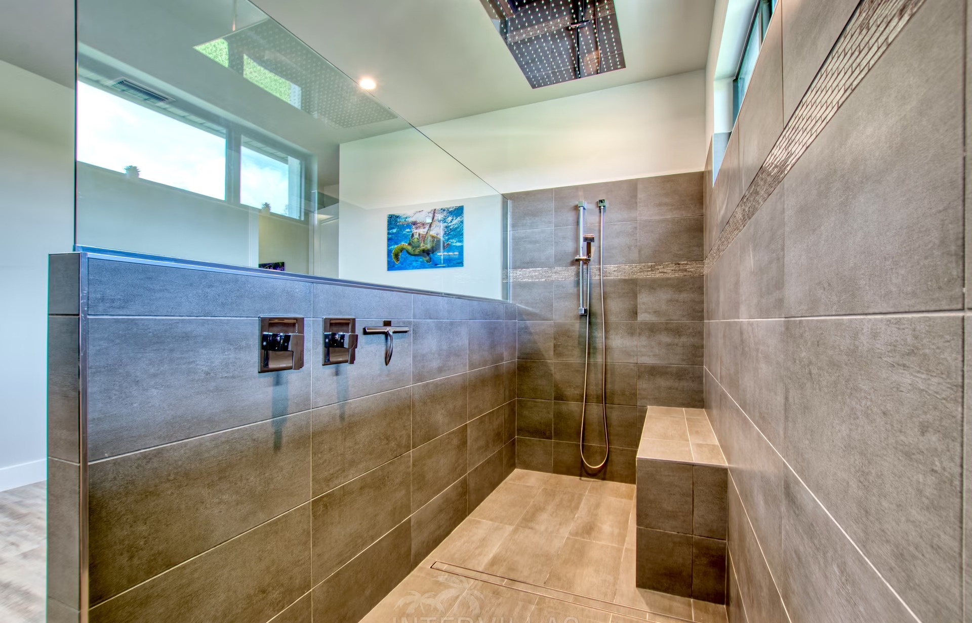 Beheizter Infinity-Pool mit Whirlpool und Blick auf den Kanal.