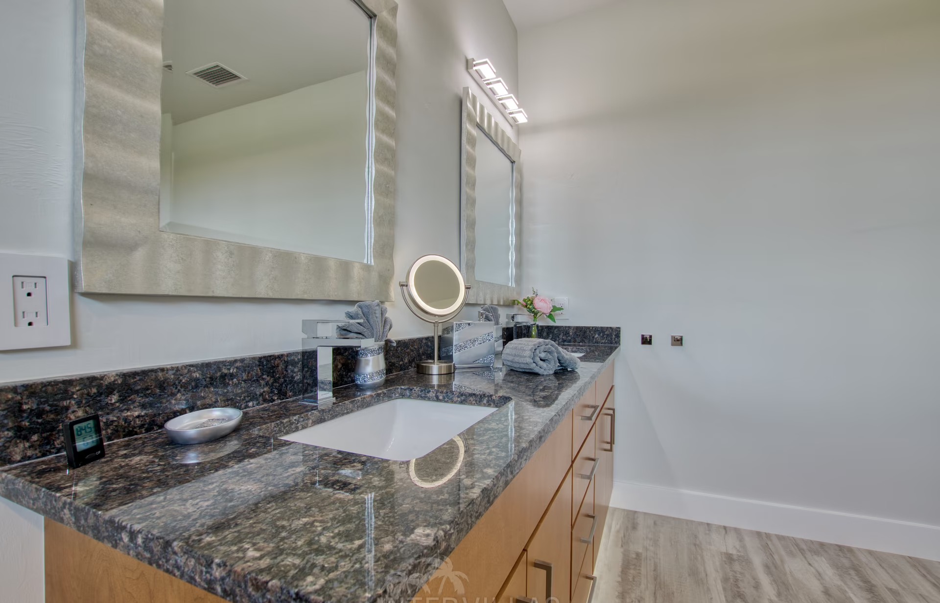 Beheizter Infinity-Pool mit Whirlpool und Blick auf den Kanal.