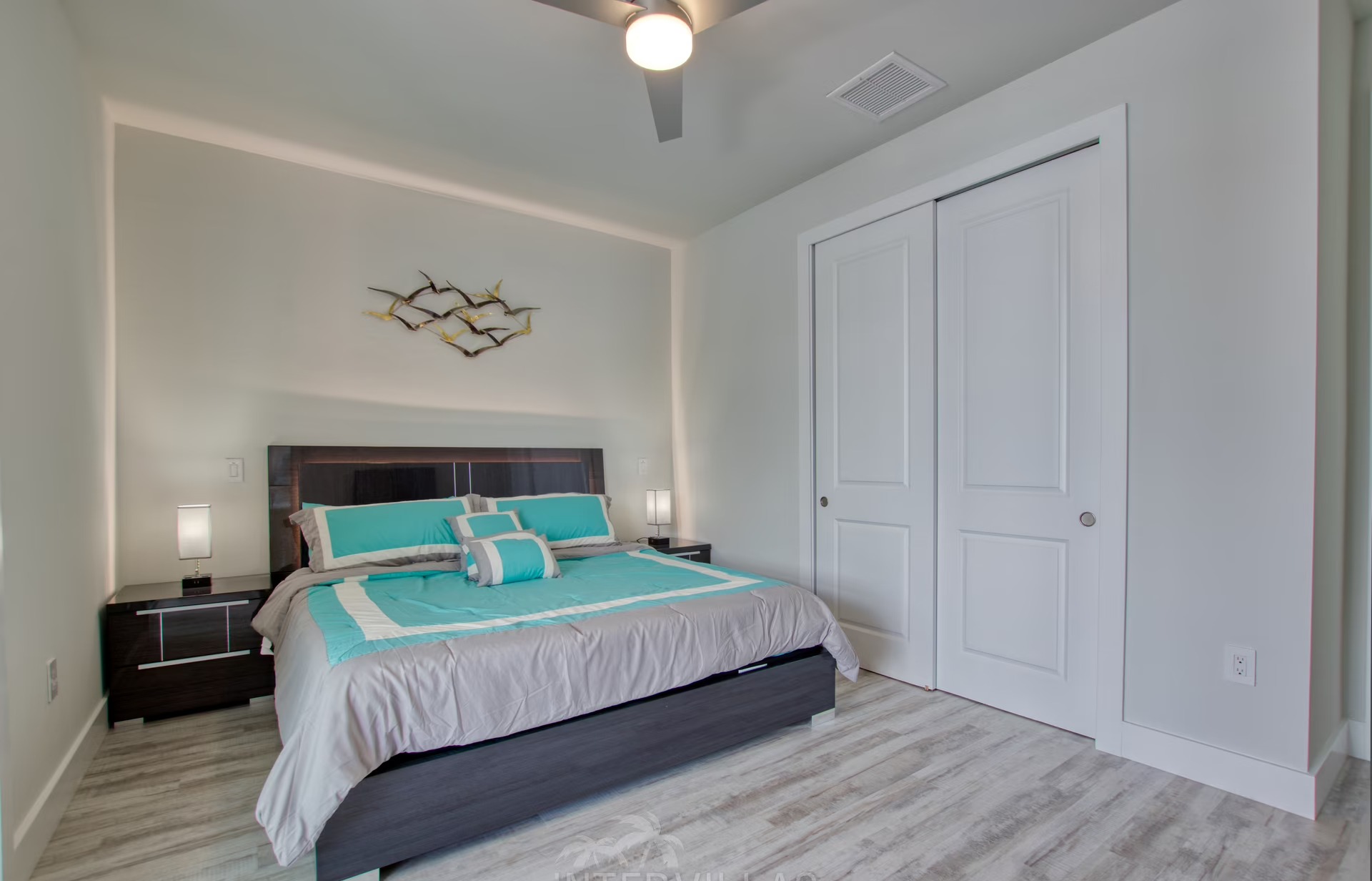 Beheizter Infinity-Pool mit Whirlpool und Blick auf den Kanal.