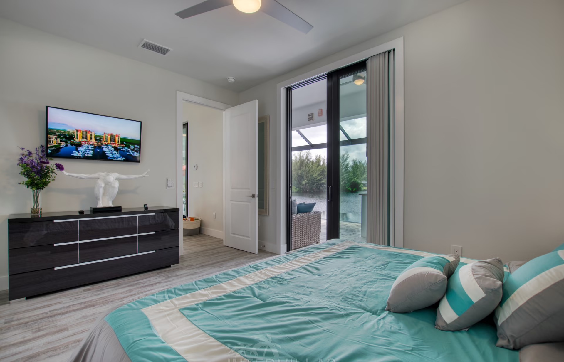 Beheizter Infinity-Pool mit Whirlpool und Blick auf den Kanal.