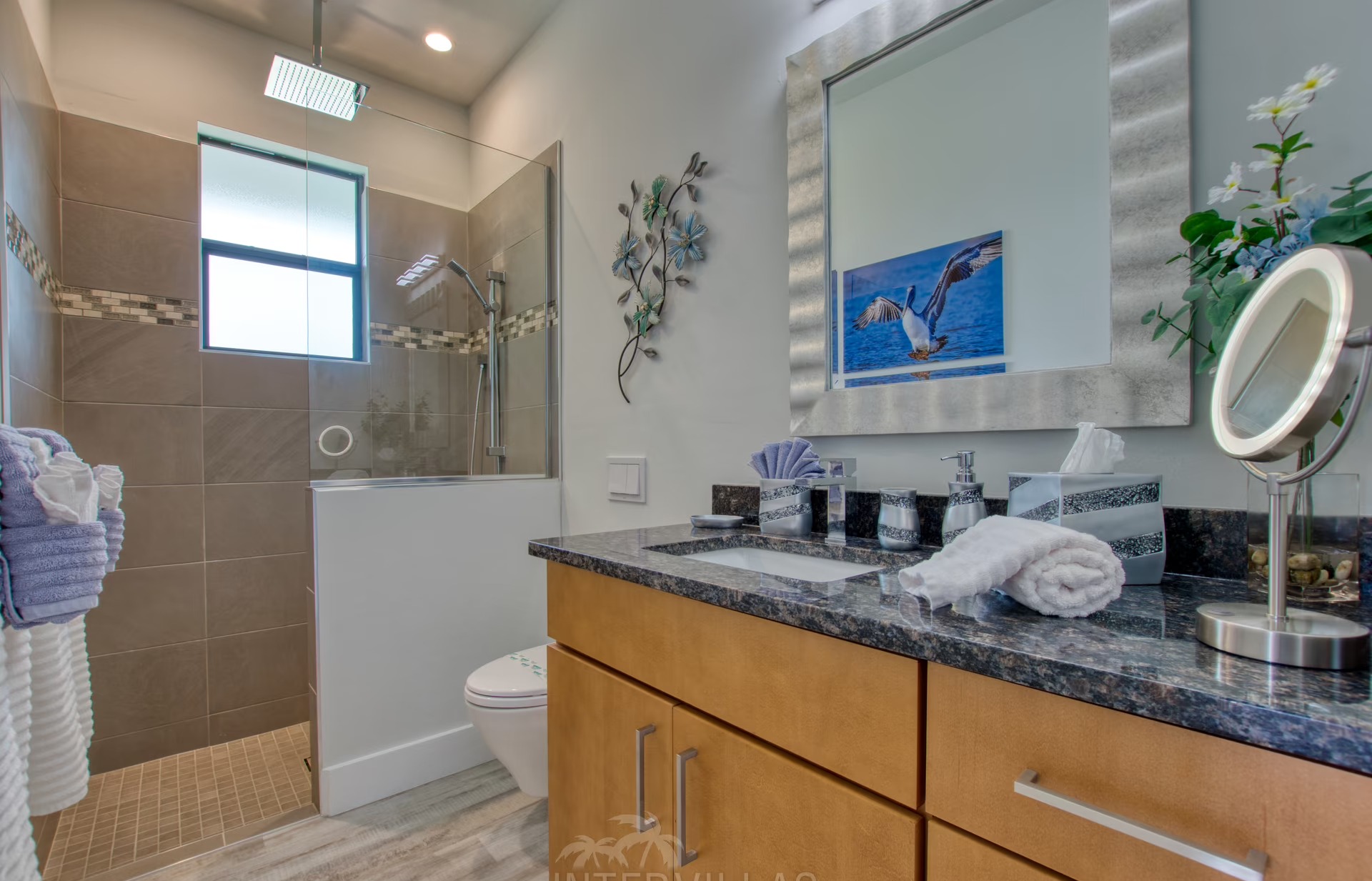 Beheizter Infinity-Pool mit Whirlpool und Blick auf den Kanal.