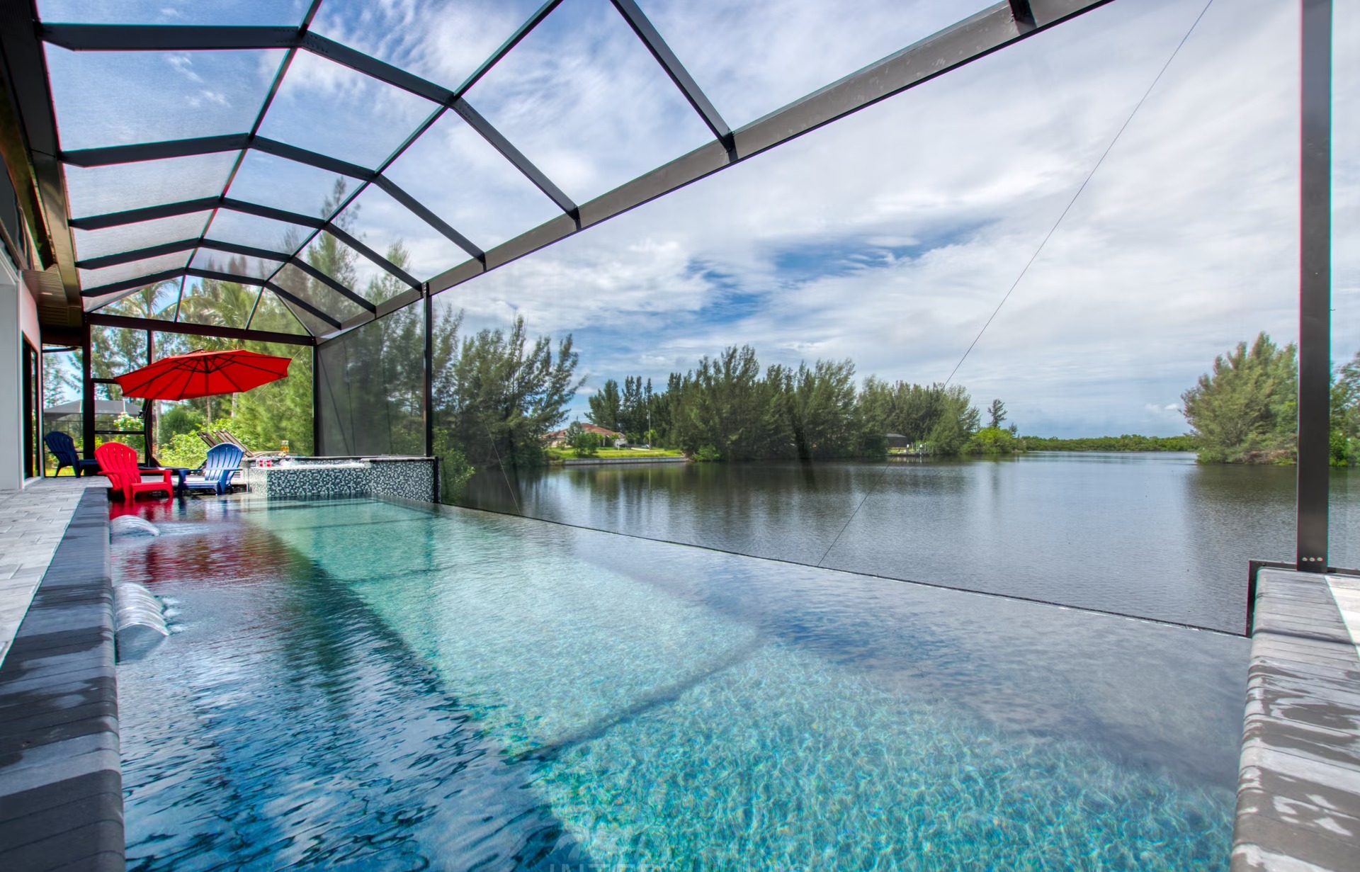 Beheizter Infinity-Pool mit Whirlpool und Blick auf den Kanal.