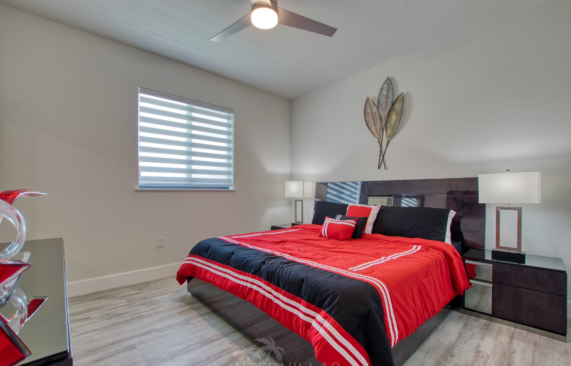 Beheizter Infinity-Pool mit Whirlpool und Blick auf den Kanal.