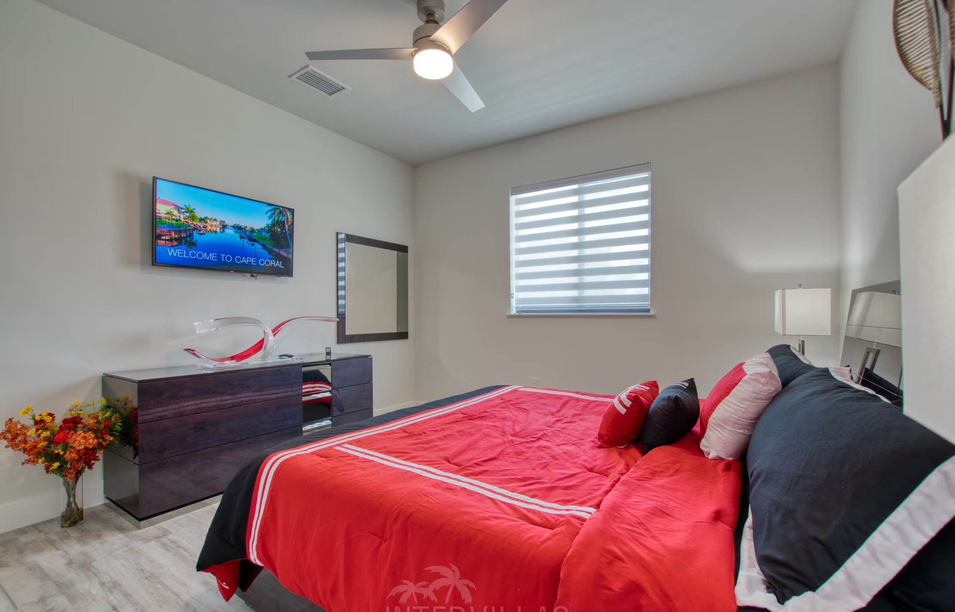 Beheizter Infinity-Pool mit Whirlpool und Blick auf den Kanal.