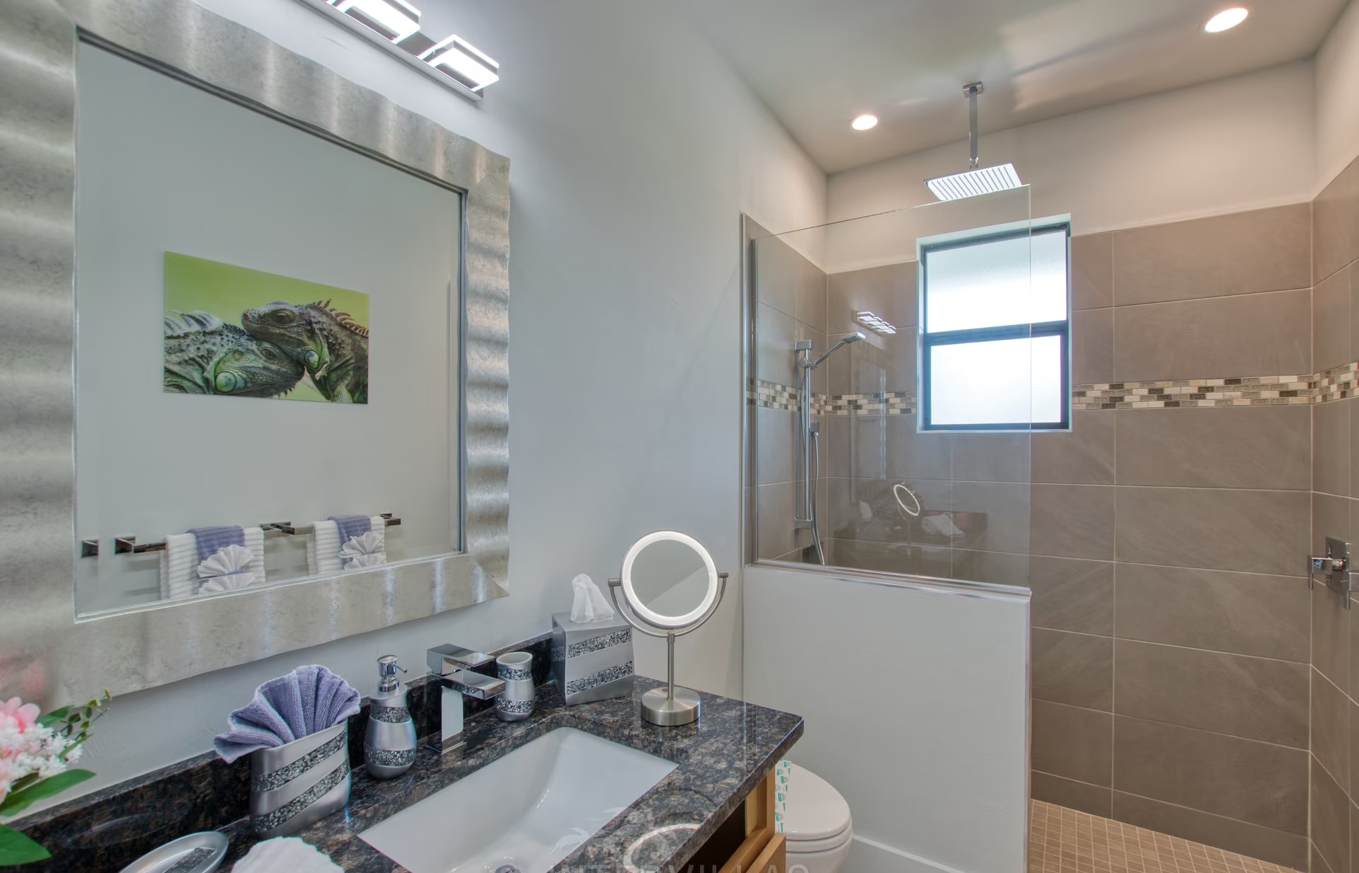 Beheizter Infinity-Pool mit Whirlpool und Blick auf den Kanal.