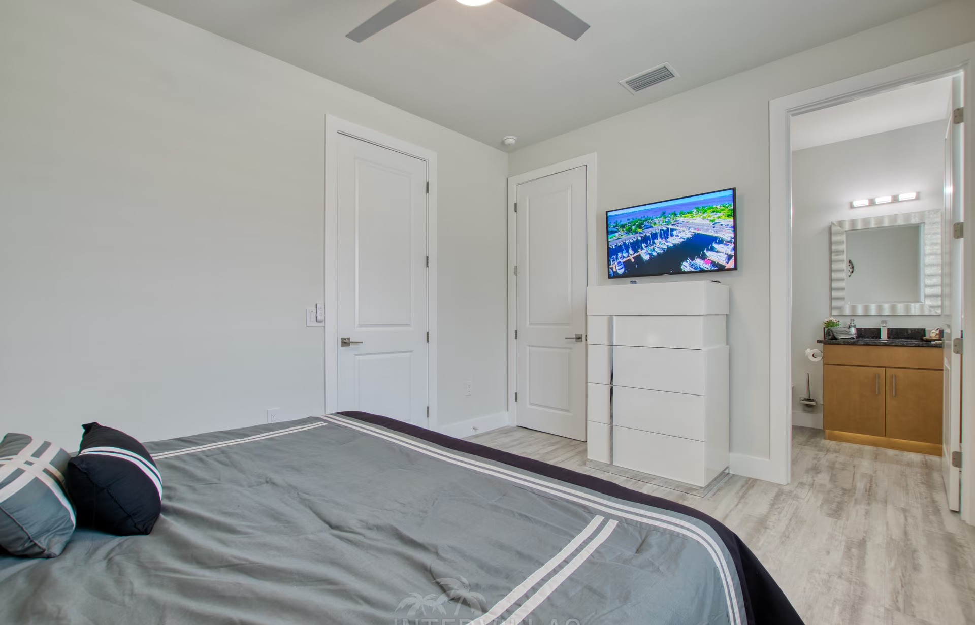 Beheizter Infinity-Pool mit Whirlpool und Blick auf den Kanal.