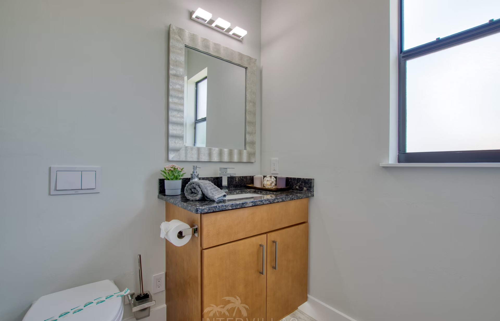 Beheizter Infinity-Pool mit Whirlpool und Blick auf den Kanal.