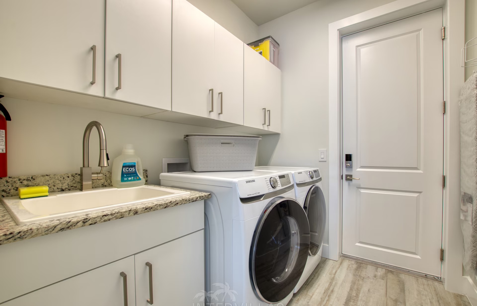 Beheizter Infinity-Pool mit Whirlpool und Blick auf den Kanal.