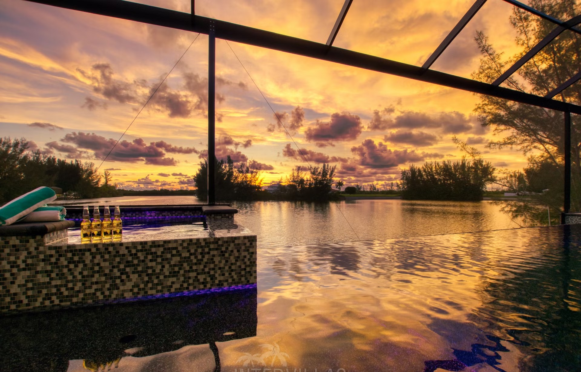Beheizter Infinity-Pool mit Whirlpool und Blick auf den Kanal.