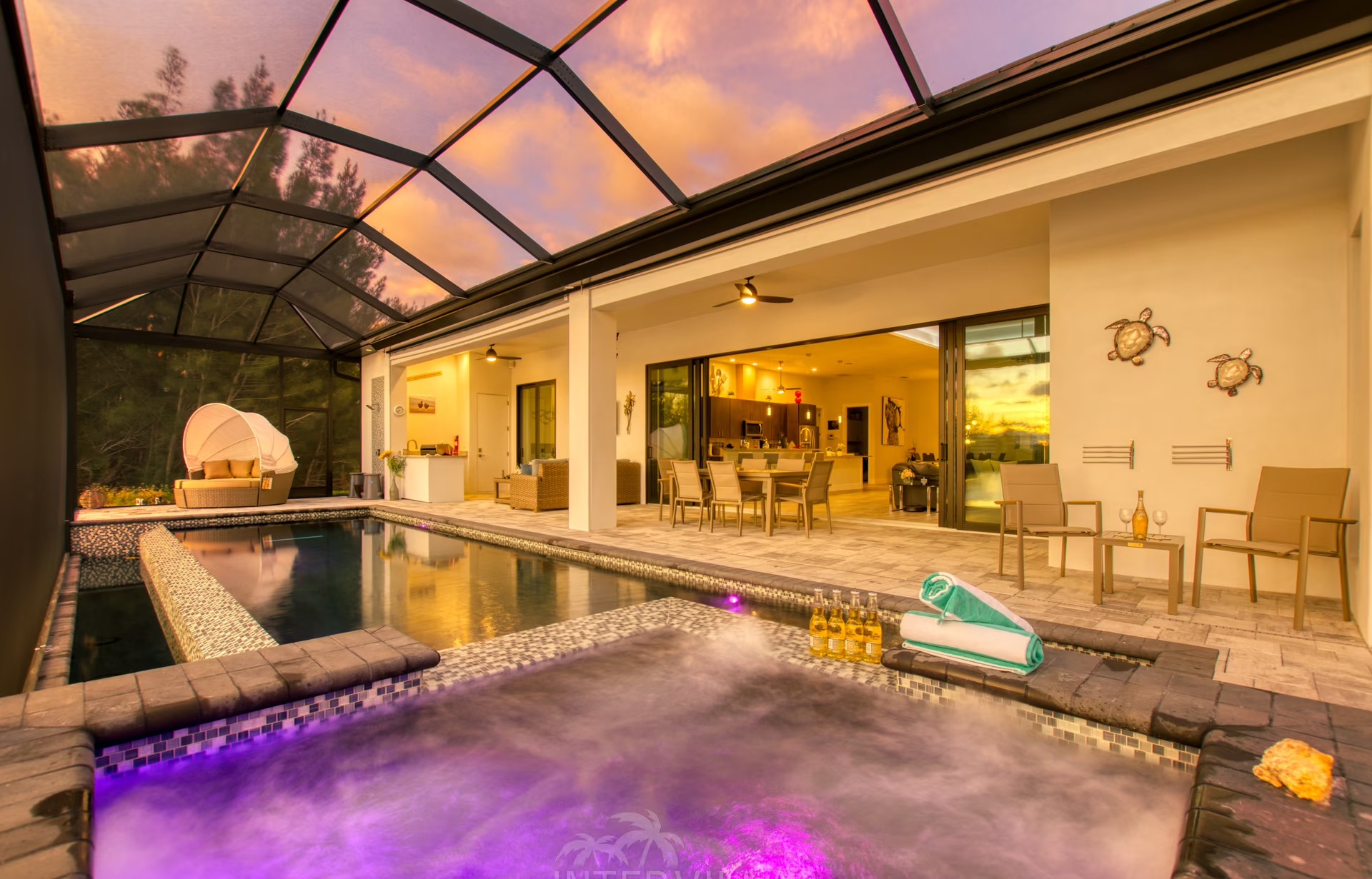 Beheizter Infinity-Pool mit Whirlpool und Blick auf den Kanal.