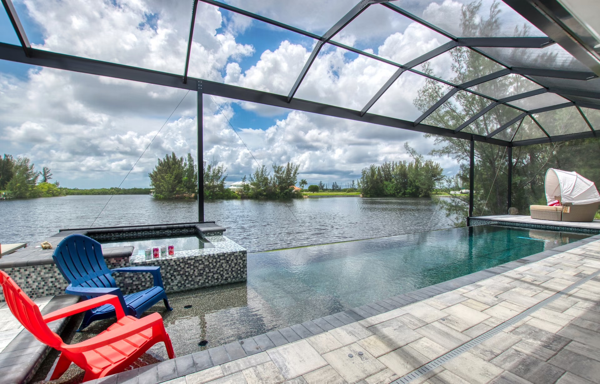 Beheizter Infinity-Pool mit Whirlpool und Blick auf den Kanal.