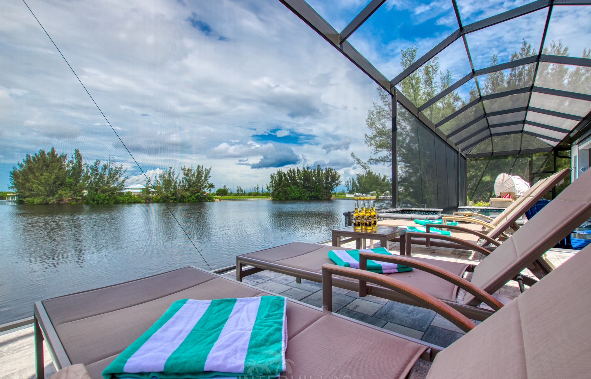 Beheizter Infinity-Pool mit Whirlpool und Blick auf den Kanal.