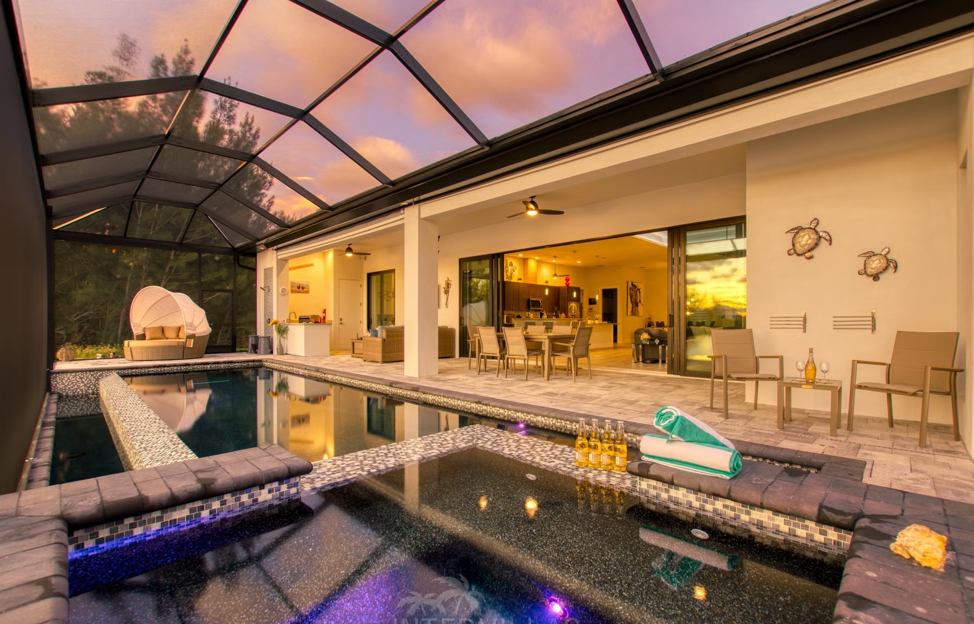 Beheizter Infinity-Pool mit Whirlpool und Blick auf den Kanal.