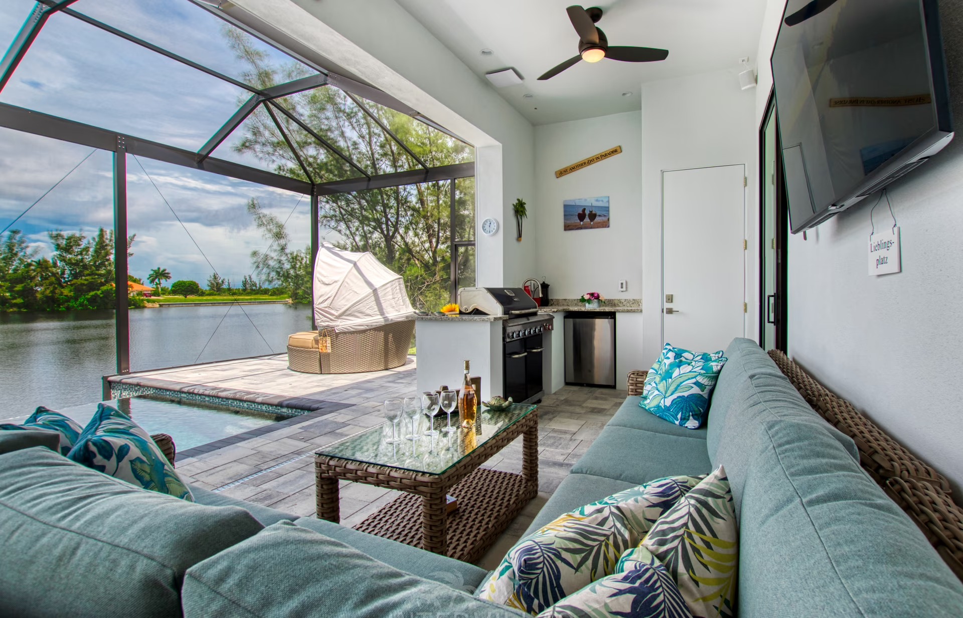 Beheizter Infinity-Pool mit Whirlpool und Blick auf den Kanal.