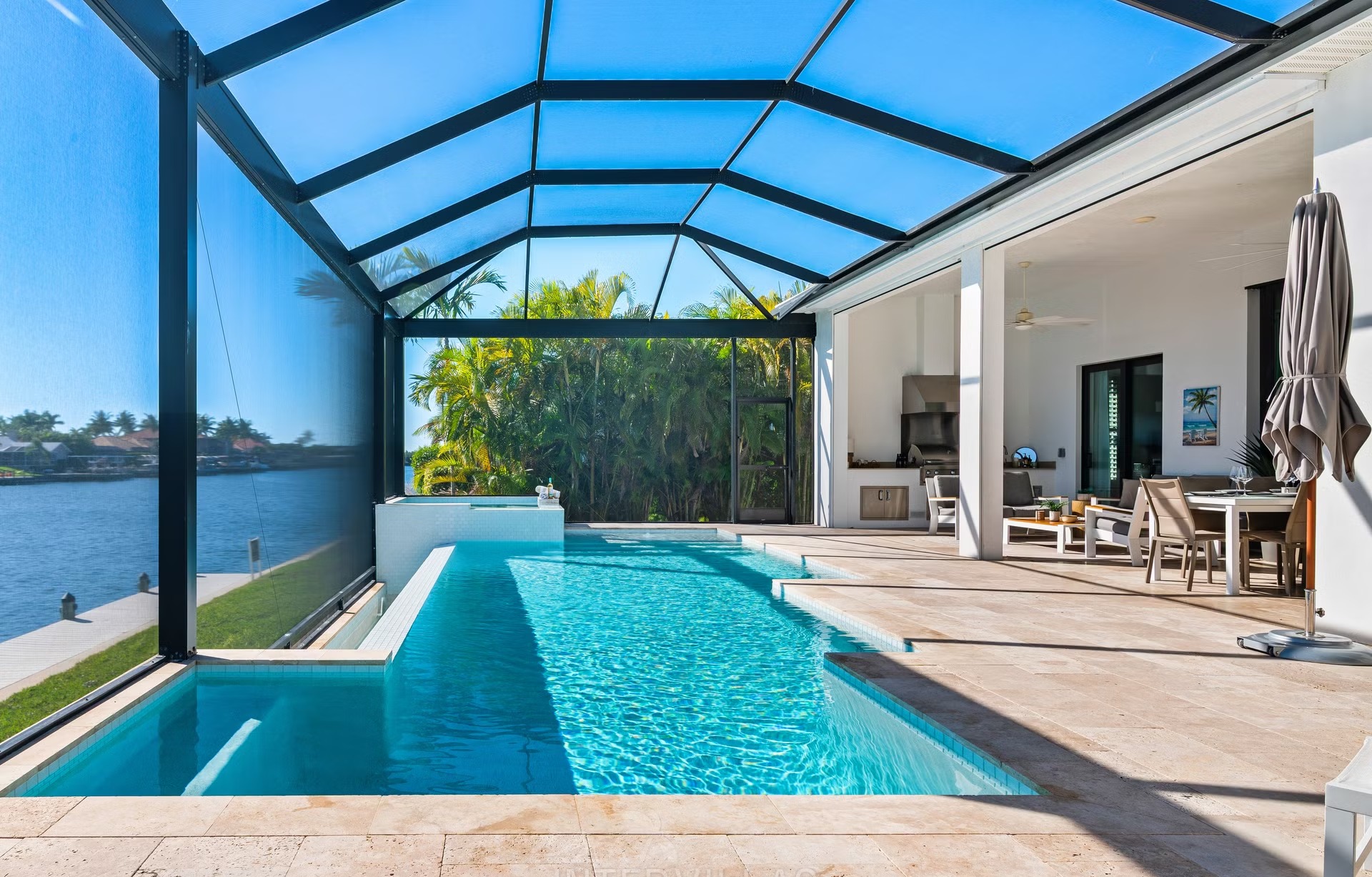 Moderne Villa am Kanal mit Bootsanlegestelle und Bootslift.