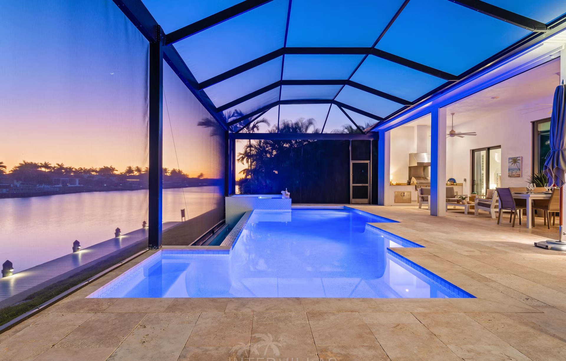 Moderne Villa am Kanal mit Bootsanlegestelle und Bootslift.