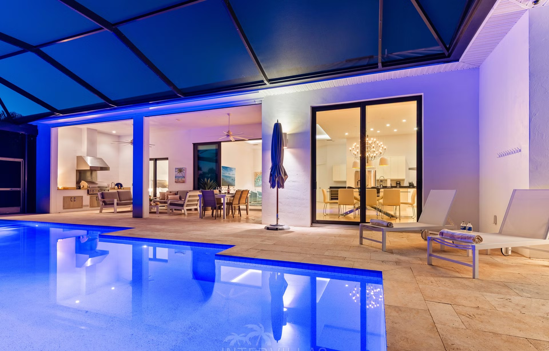 Blick auf den Kanal mit privatem Bootsdock und Bootslift.