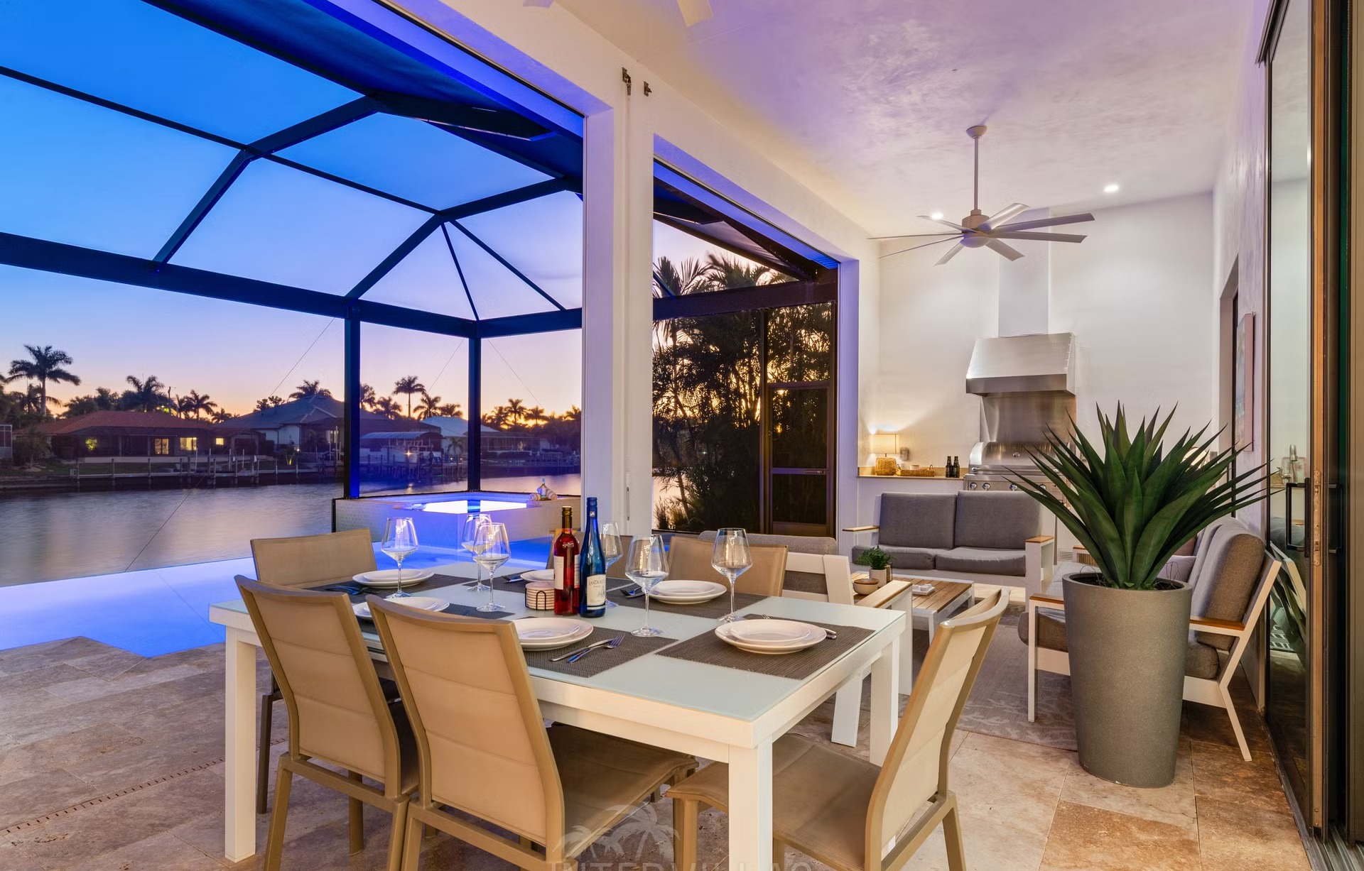 Blick vom Bootssteg auf den Kanal bei Sonnenuntergang