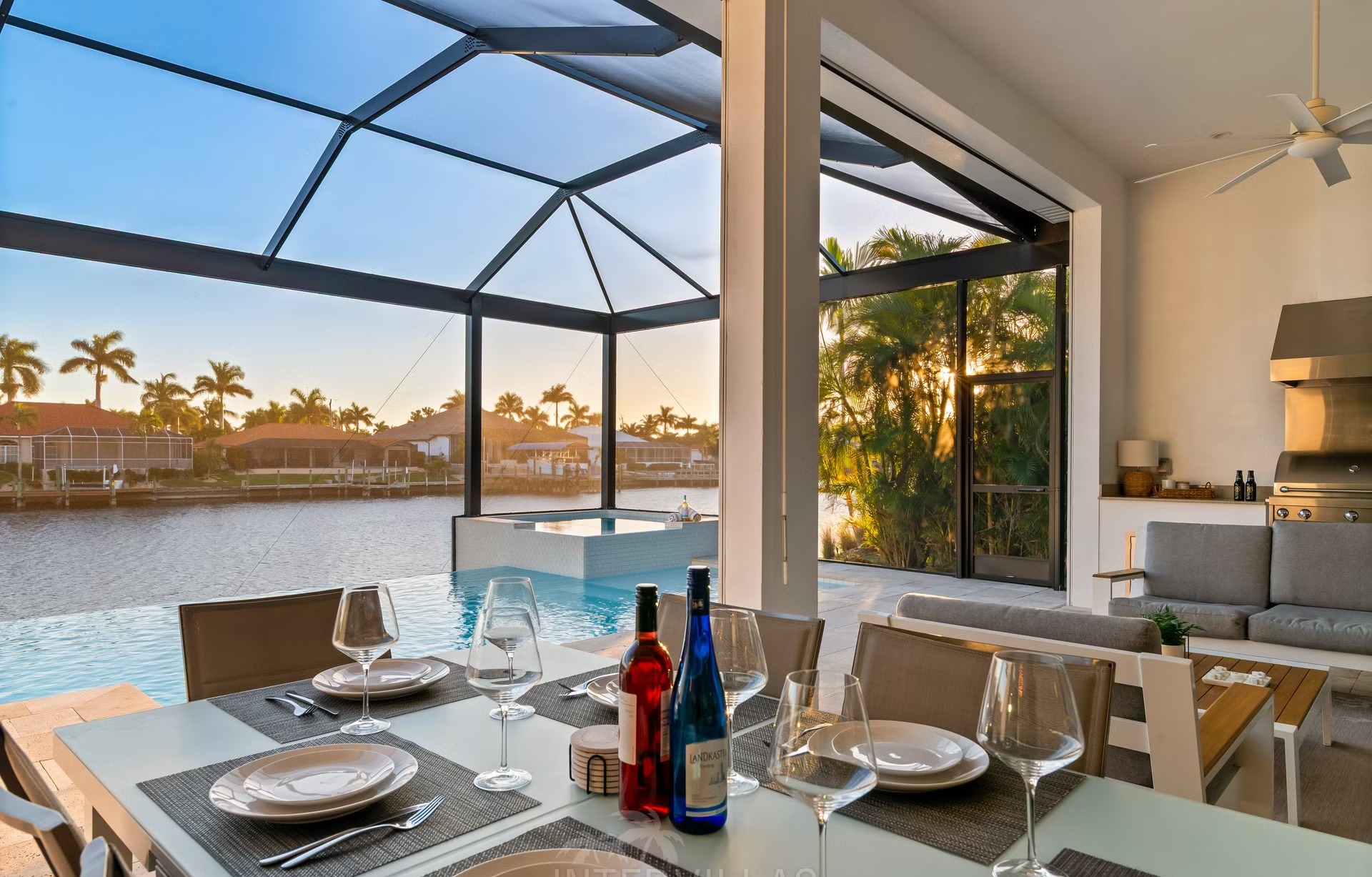 Moderne Villa am Kanal mit Bootsanlegestelle und Bootslift.