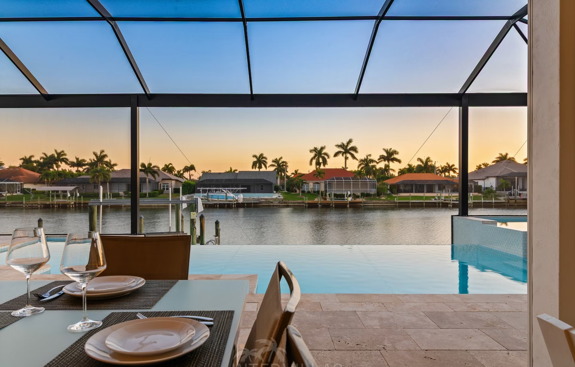 Moderne Villa am Kanal mit Bootsanlegestelle und Bootslift.