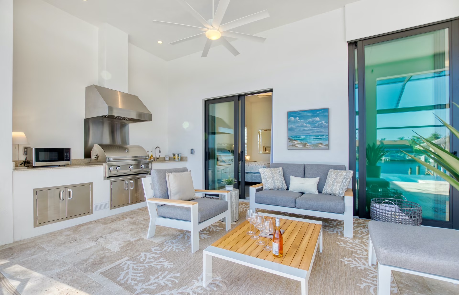 Moderne Villa am Kanal mit privatem Bootssteg und Bootslift