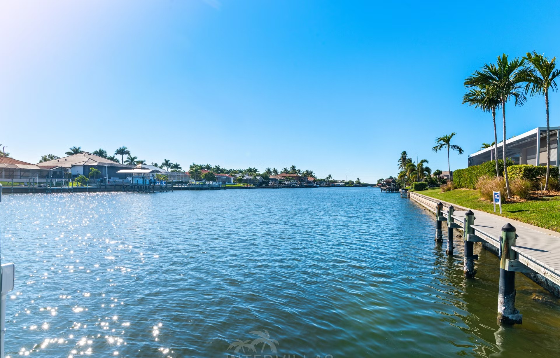 Bootsanlegestelle mit Bootslift am Kanal