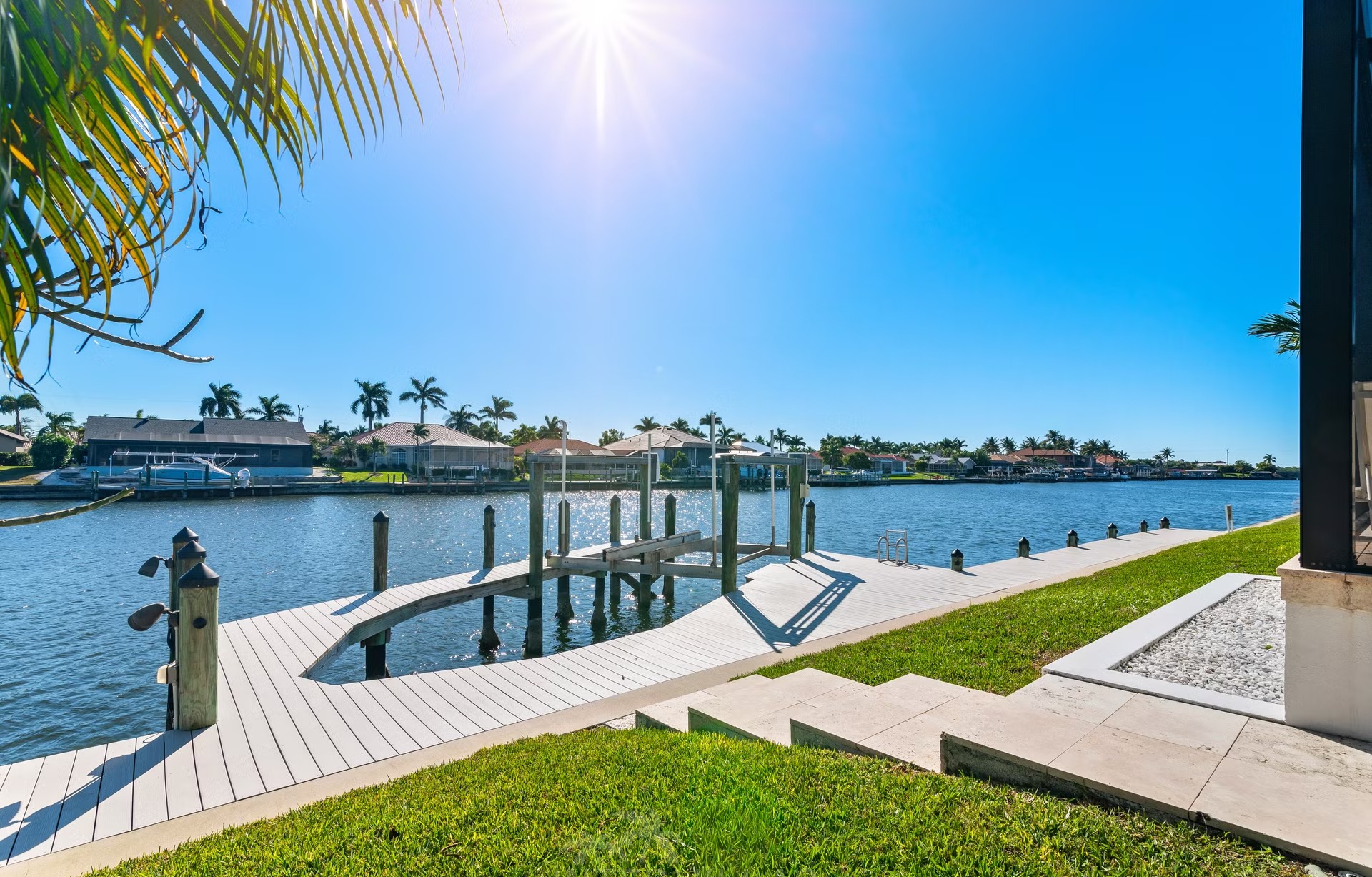 Blick vom Dock auf den Kanal mit Bootsanlegestelle und Bootslift.