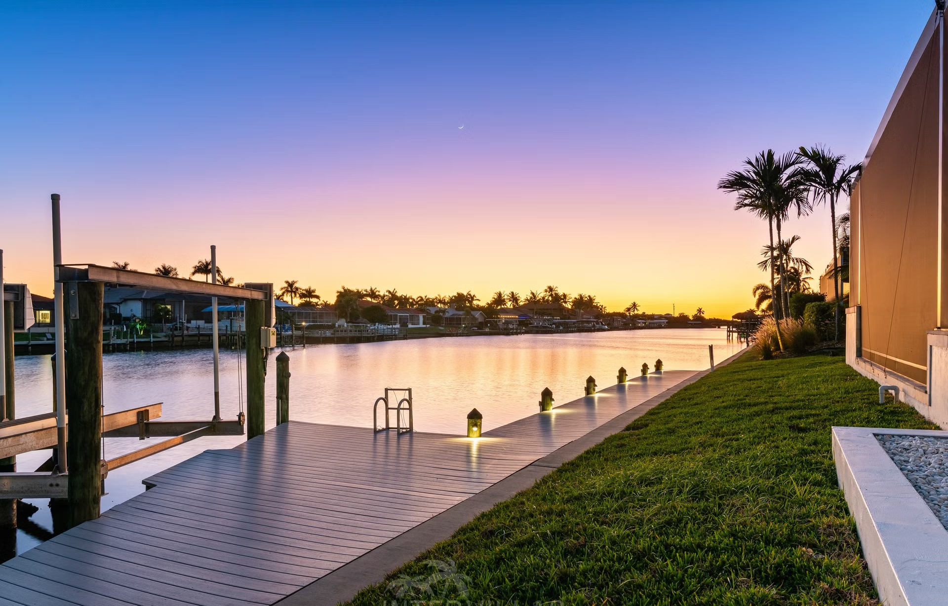 Moderne Villa am Kanal mit Bootsanlegestelle und Bootslift.