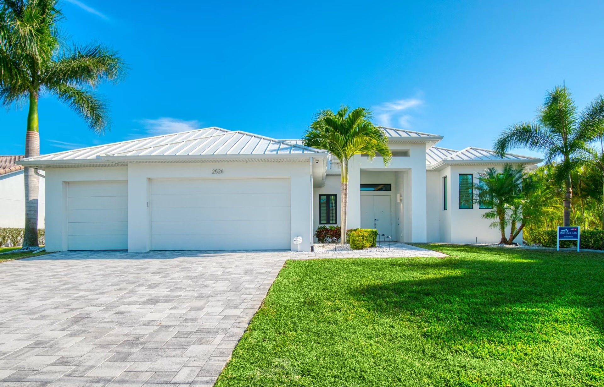 Moderne Villa am Kanal mit Bootsanlegestelle und Bootslift in Cape Coral.