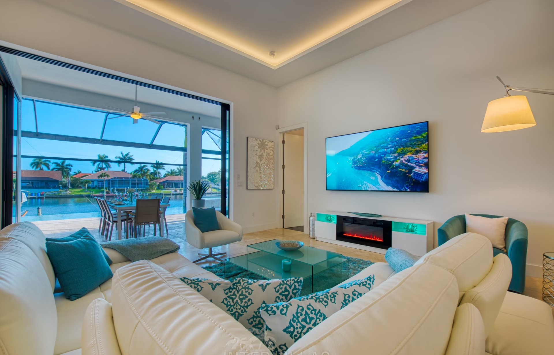 Moderne Villa am Kanal mit Bootsanlegestelle und Bootslift.