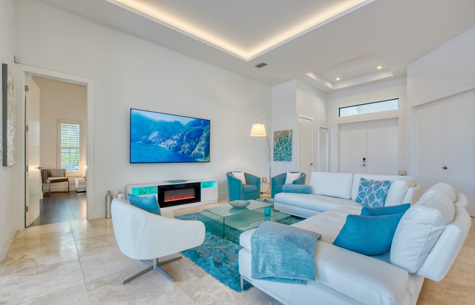 Moderne Villa am Kanal mit Bootsdock und Bootslift.