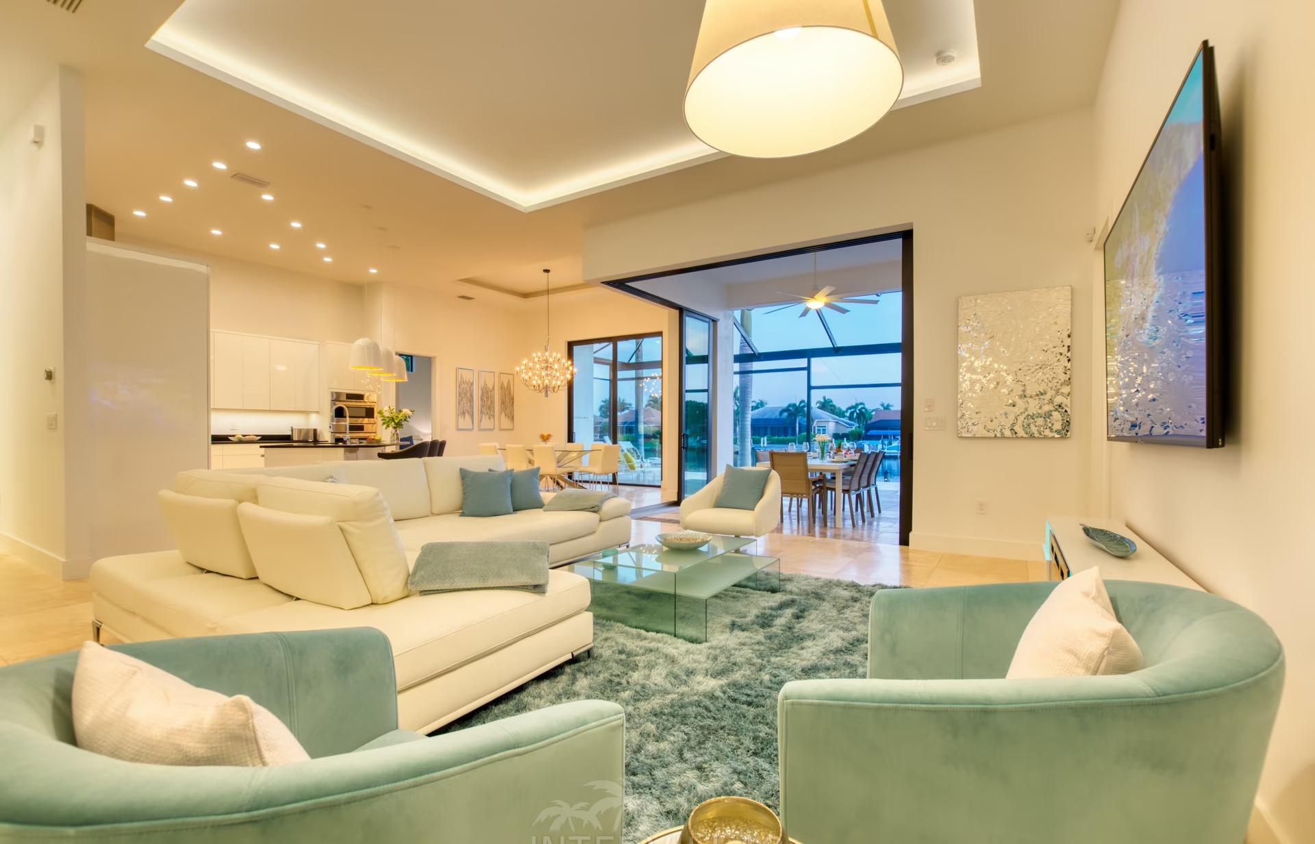 Moderne Villa am Kanal mit Bootsanlegestelle und Bootslift.