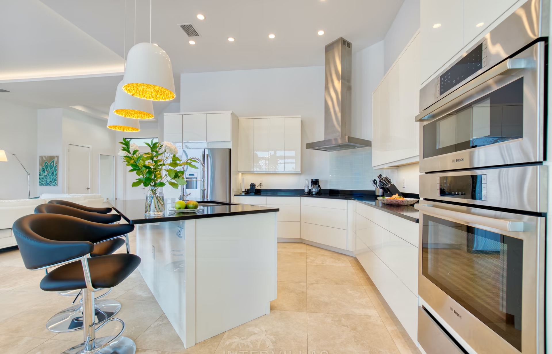 Moderne Villa am Kanal mit Bootsdock und Bootslift.