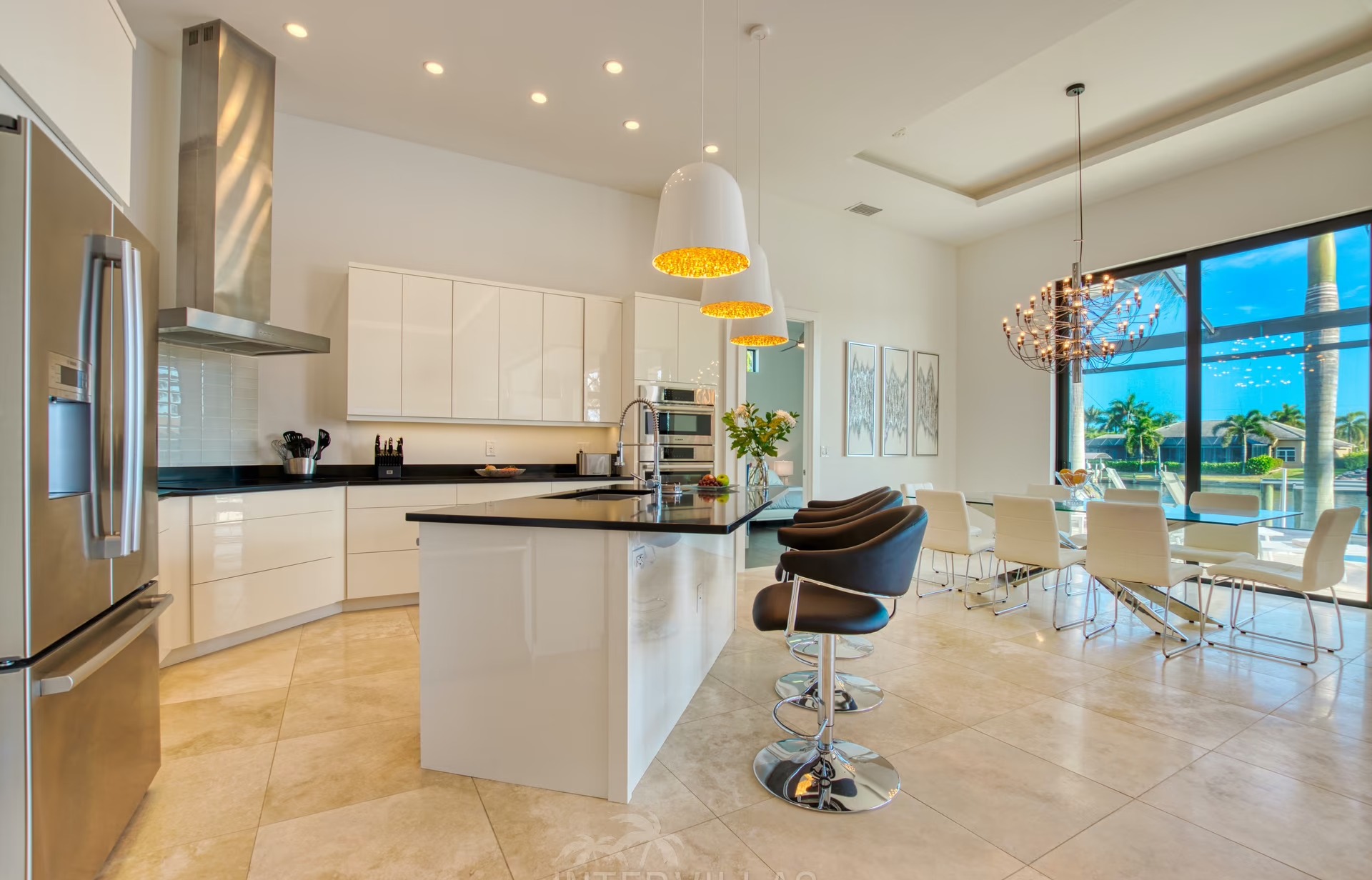 Moderne Villa am Kanal mit Bootsdock und Bootslift