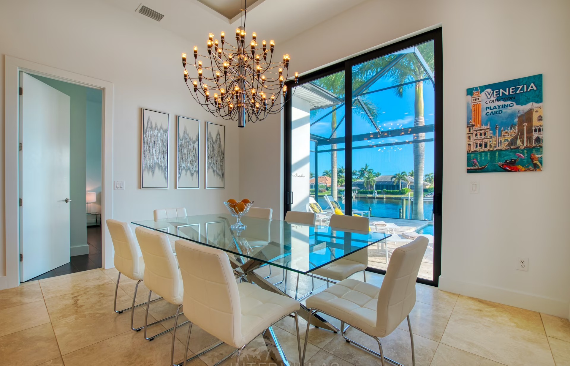 Moderne Villa am Kanal mit Bootsanlegestelle und Blick aufs Wasser.