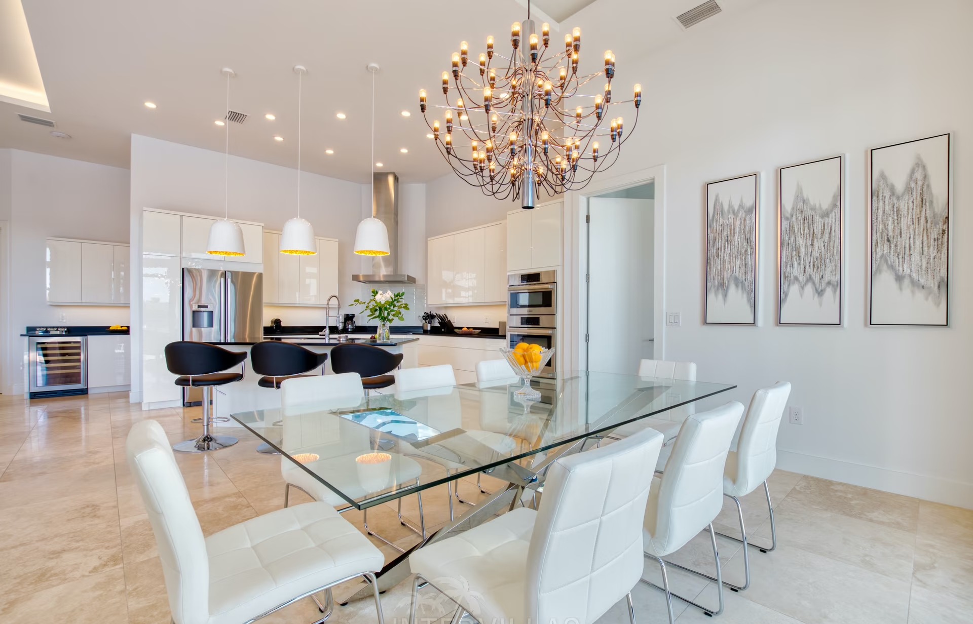 Moderne Villa am Kanal mit Bootsanlegestelle und Bootslift in Cape Coral.