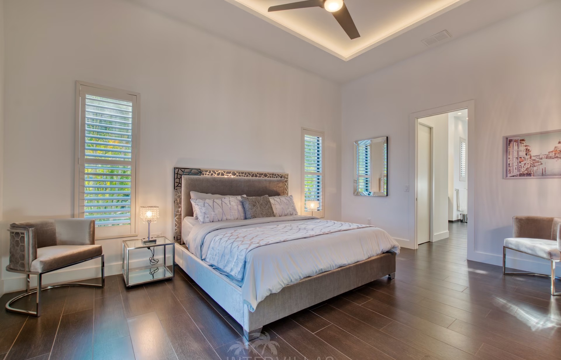 Moderne Villa am Kanal mit Bootsdock und Blick aufs Wasser.