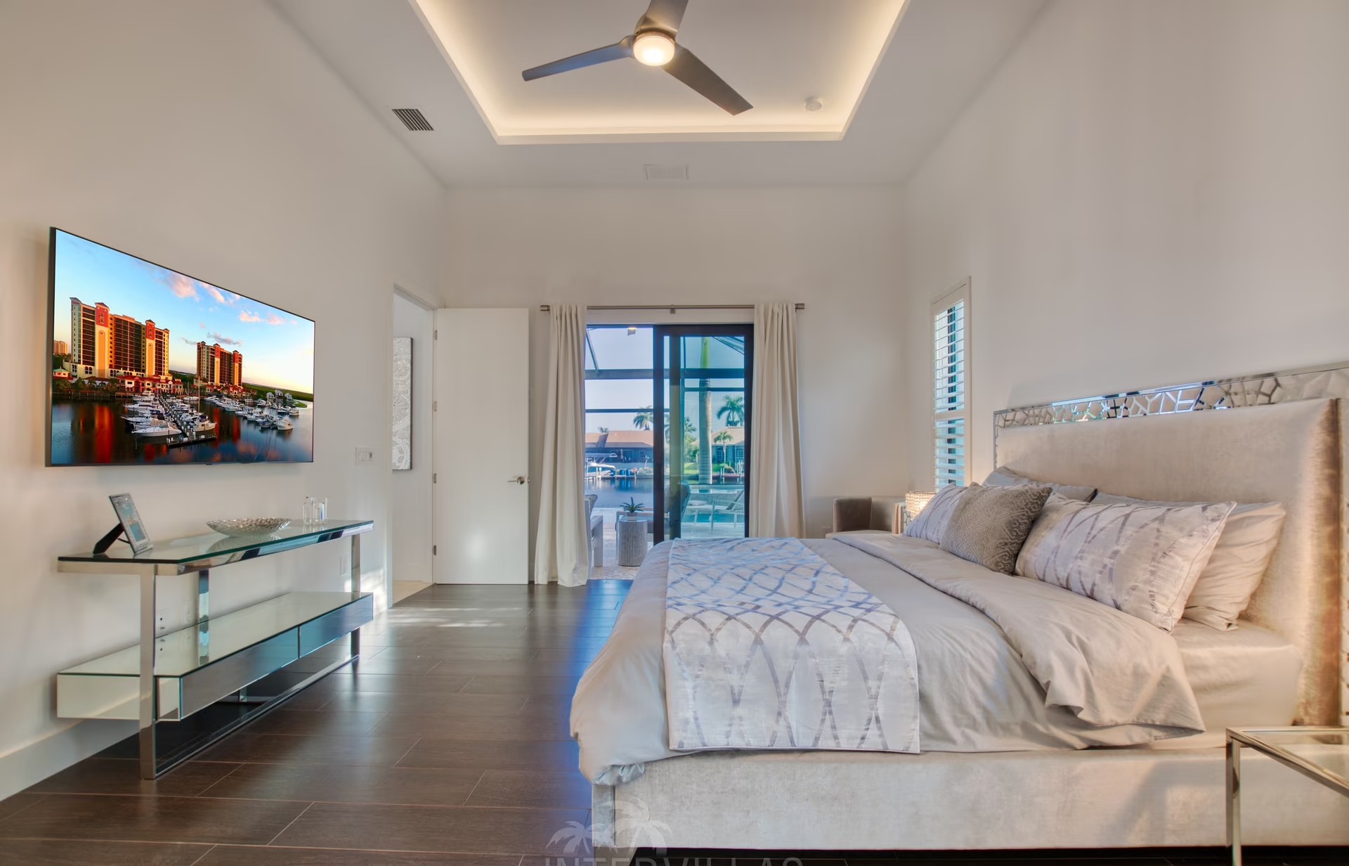 Moderne Villa am Kanal mit Bootsdock und Blick aufs Wasser