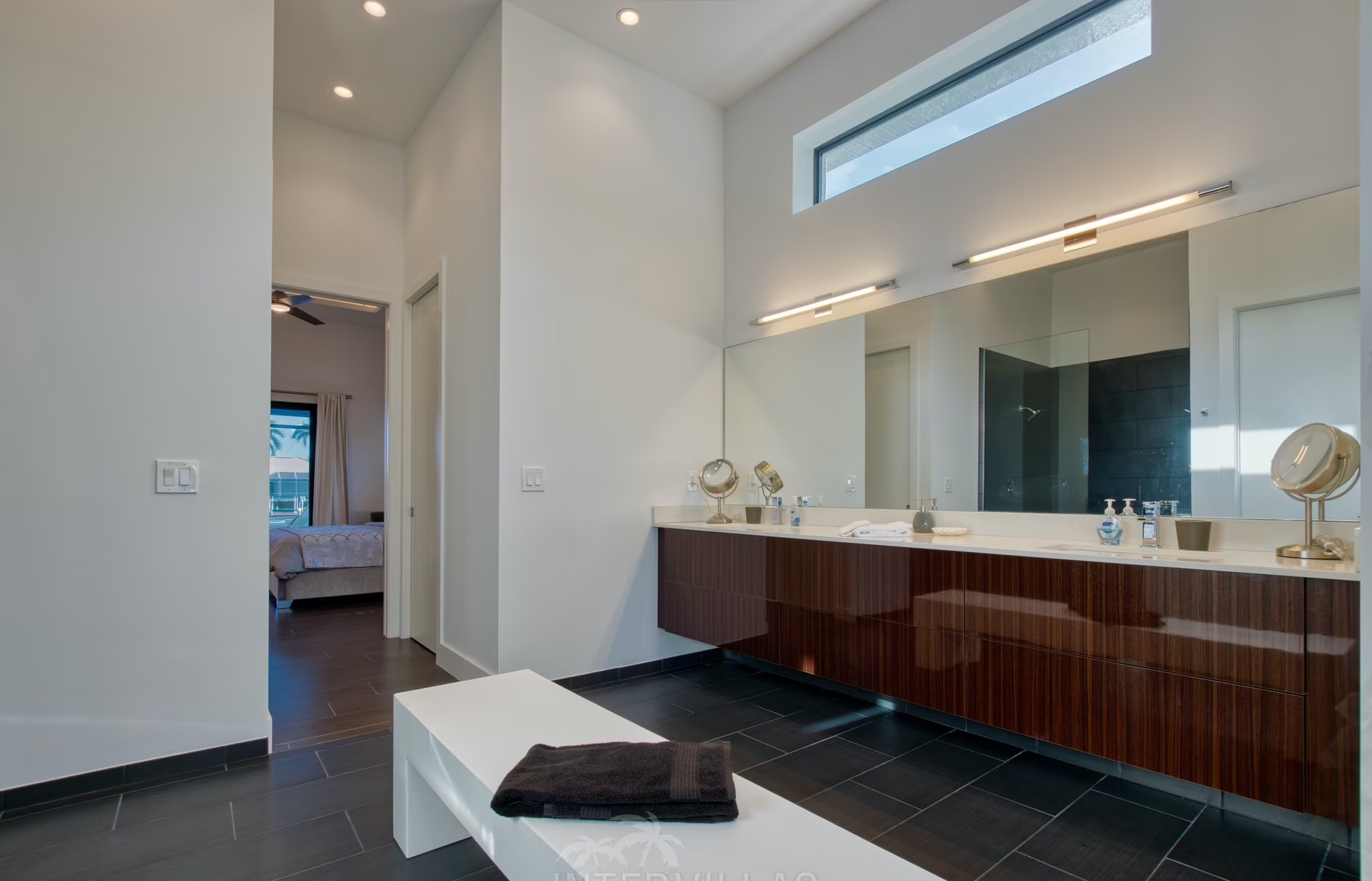 Moderne Villa am Kanal mit Bootsanlegestelle und Blick aufs Wasser