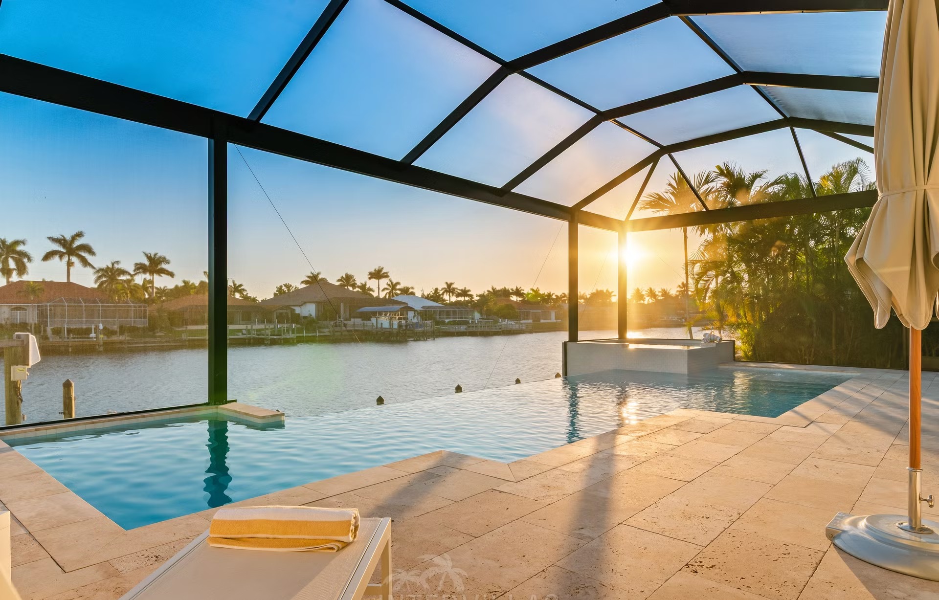 Moderne Villa am Kanal mit Bootsanlegestelle und Bootslift in Cape Coral.