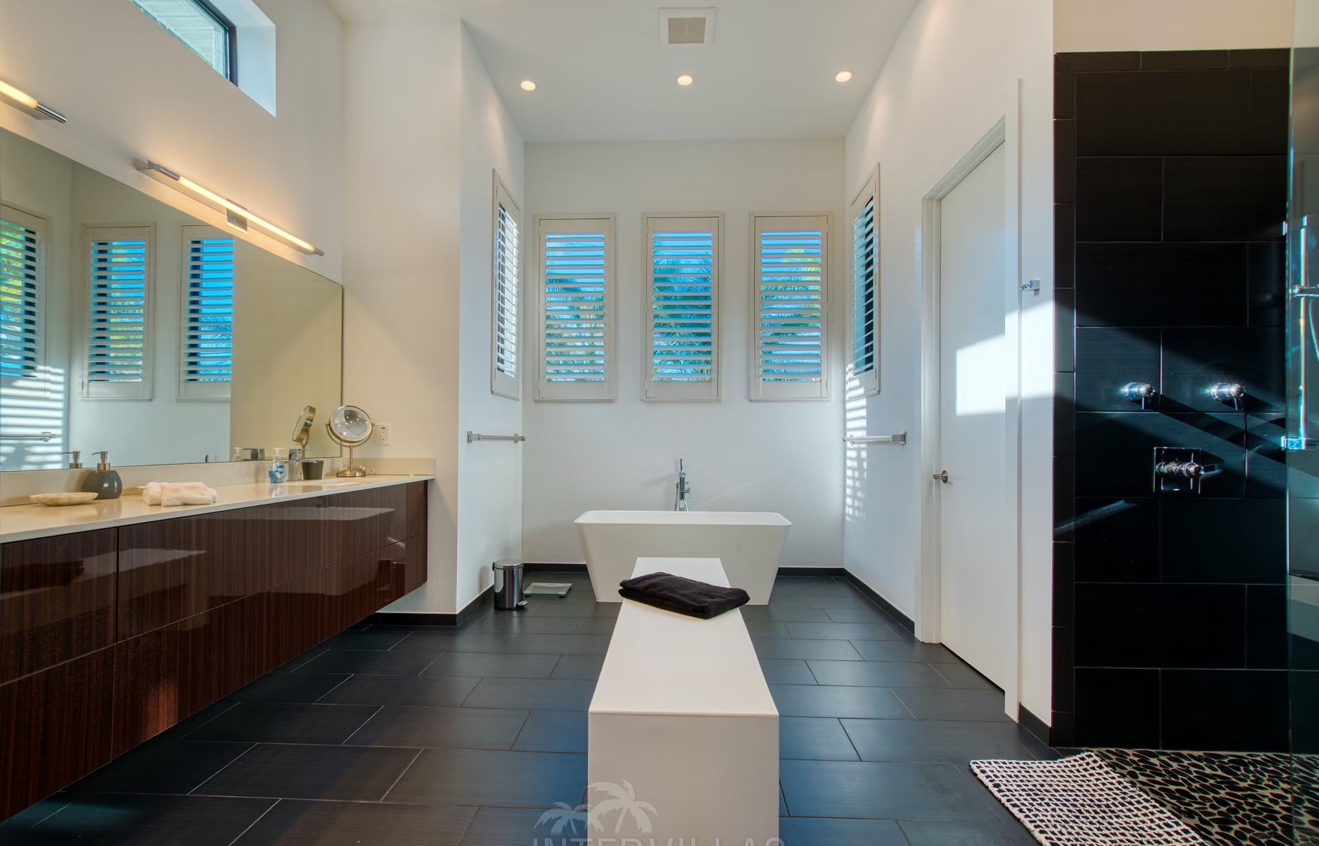 Moderne Villa am Kanal mit Bootsdock und Bootslift