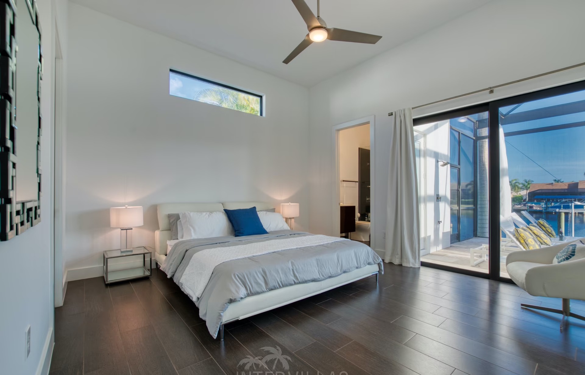 Moderne Villa am Kanal mit Bootsanlegestelle und Bootslift.