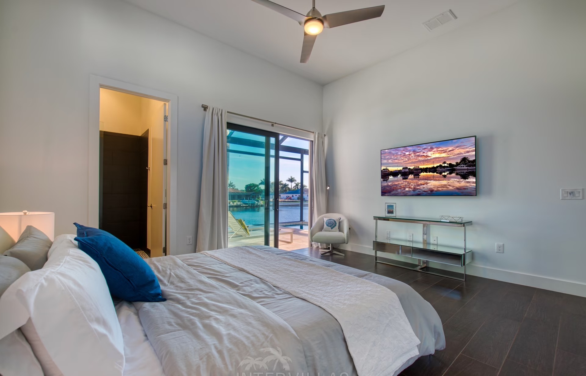 Blick vom Steg auf den Kanal mit Bootsanlegestelle und Bootslift.