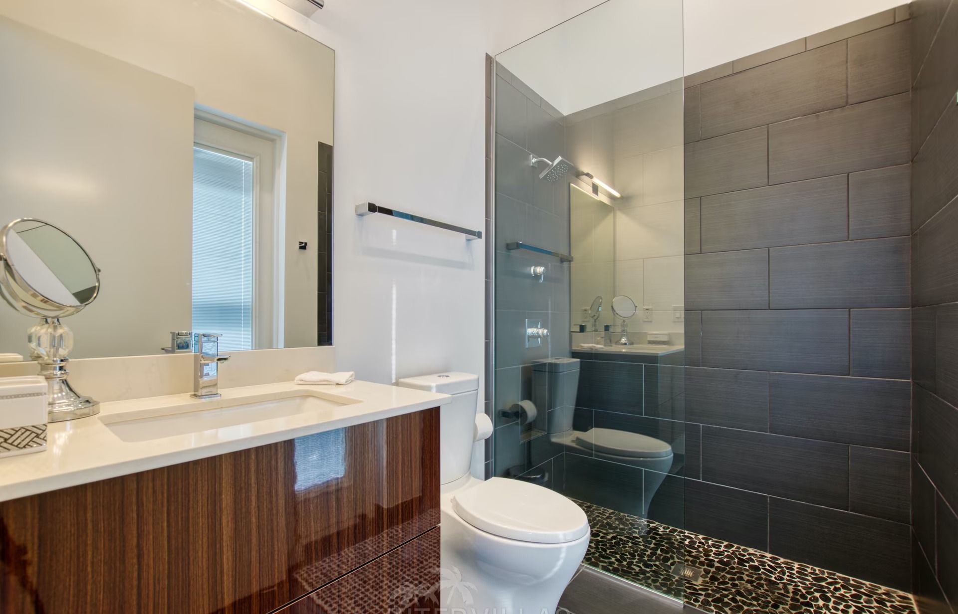 Moderne Villa am Kanal mit Bootsdock und Blick aufs Wasser.